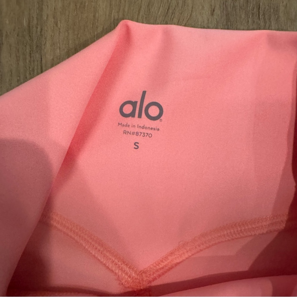 Alo Yoga Airlift Energy Short 5” Short in Strawberry Lemonade Sz Small - Picture 4 of 5
